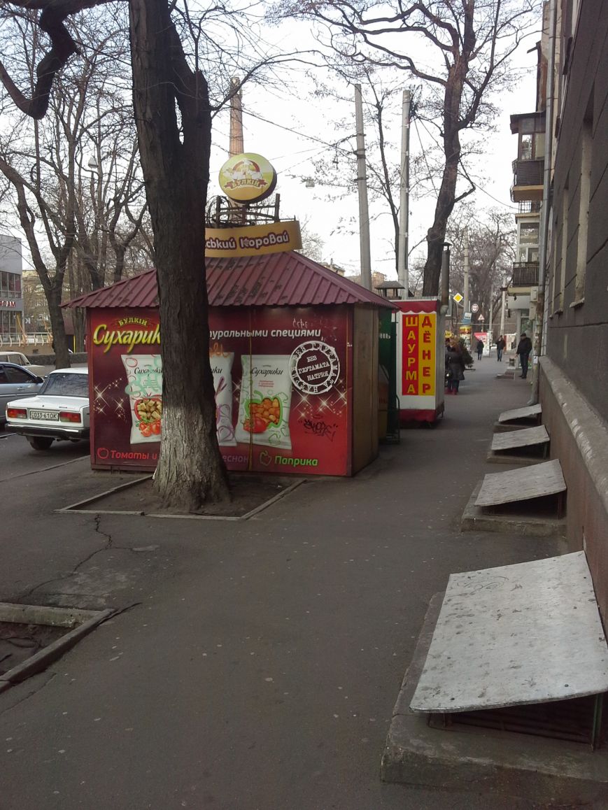 Ни пройти, ни проехать: Торговцы шаурмой в Одессе перекрыли тротуар (ФОТО) (фото) - фото 1