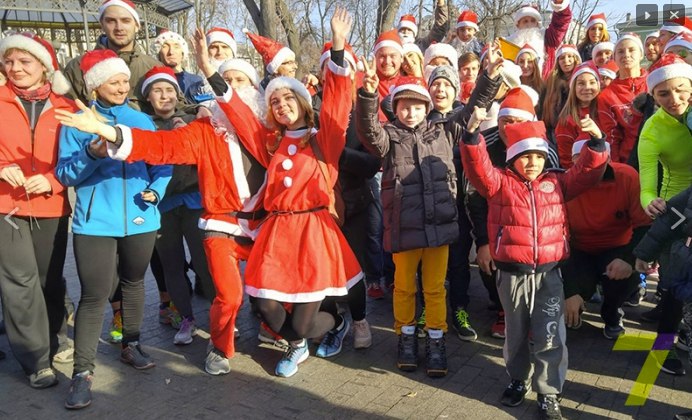 По центру Одессы пробежали полсотни Санта Клаусов (ФОТО, ВИДЕО) (фото) - фото 1