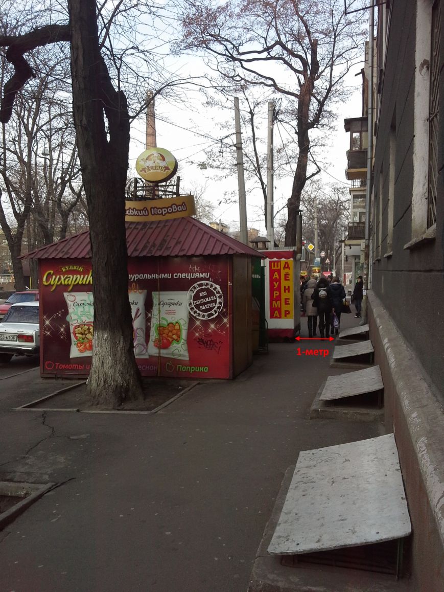 Ни пройти, ни проехать: Торговцы шаурмой в Одессе перекрыли тротуар (ФОТО) (фото) - фото 1
