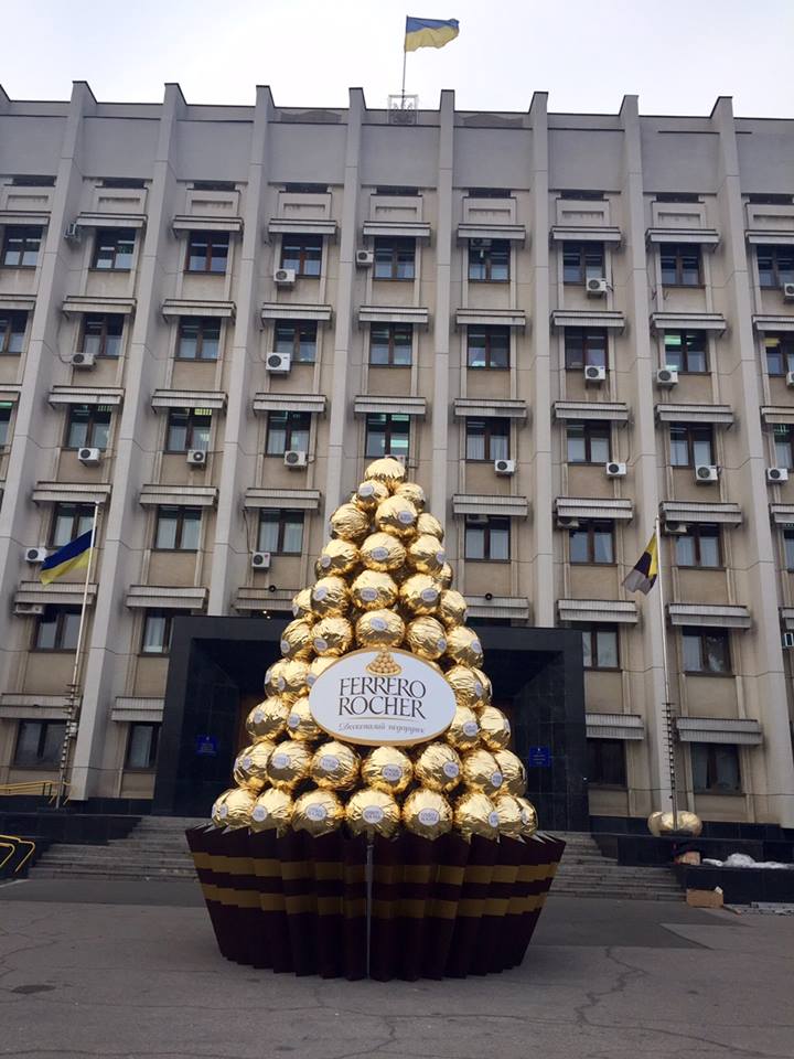 Шоколадную елку в Одессе пытались растащить (ФОТО) (фото) - фото 1