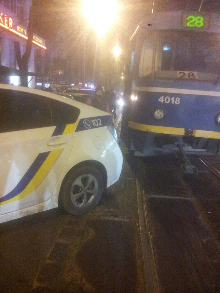 Припаркованный неправильно экипаж одесской полиции заблокировал движение линии трамваев (ФОТО) (фото) - фото 1