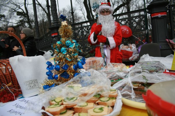 Одесские «правосеки» с патриотическим Дедом Морозом собирают деньги на ДУК (ФОТО) (фото) - фото 1