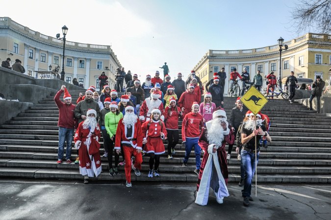 По центру Одессы пробежали полсотни Санта Клаусов (ФОТО, ВИДЕО) (фото) - фото 1