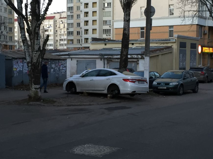 В Одессе на одной улице разули сразу несколько автомобилей (ФОТО) (фото) - фото 1