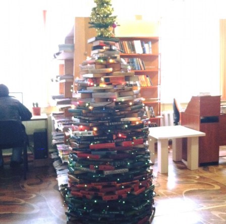 В Одесской области собрали елку из книг (ФОТО) (фото) - фото 1
