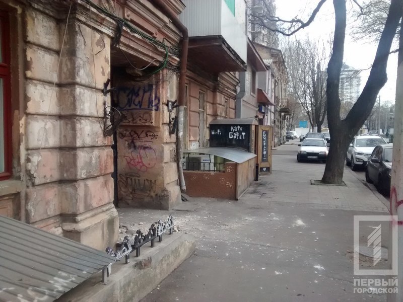 В центре Одессы с фасада здания рухнул кусок карниза (ФОТО) (фото) - фото 1