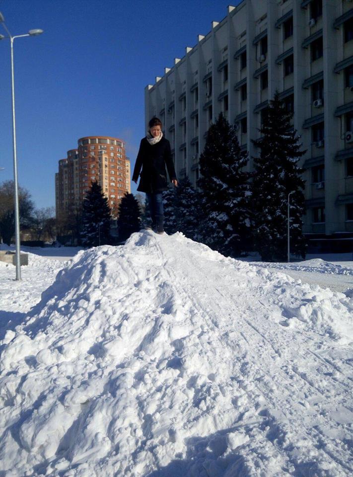 Под окнами Саакашвили появилась снежная горка, на которой катаются одесские VIP-ы (ФОТО, ВИДЕО) (фото) - фото 1