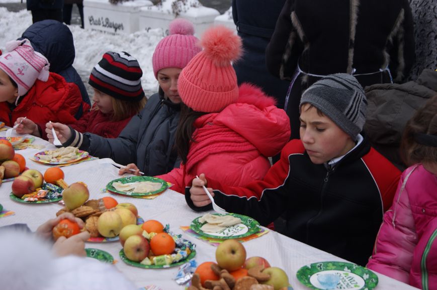 В центре Одессы детей угощали бесплатно сладостями и варениками (ФОТО) (фото) - фото 1