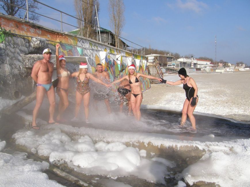 В воде теплее! В Одессе в 15-градусный мороз купаются в море (ФОТО) (фото) - фото 1