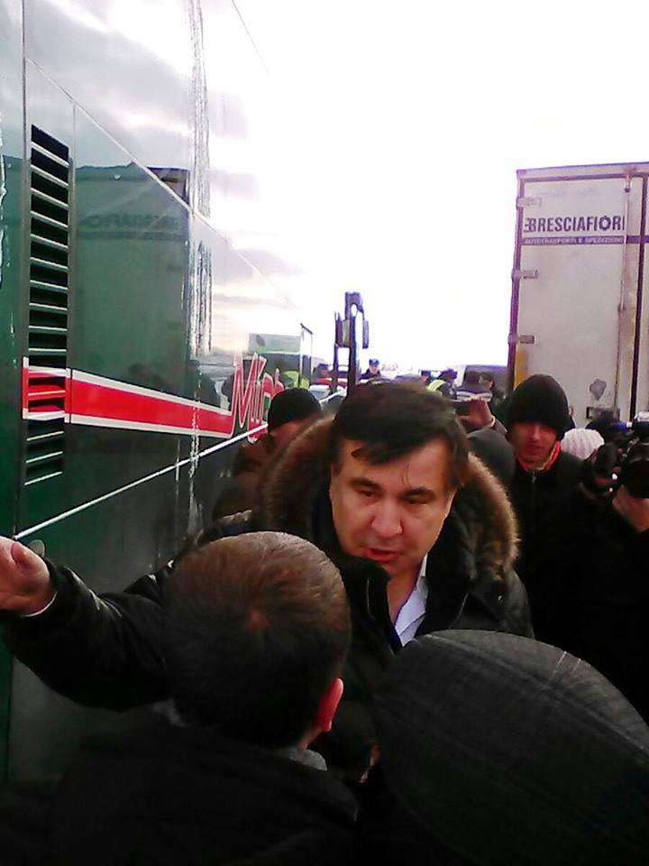 По дороге в Одессу Саакашвили вызволяет из сугробов колонну машин (ФОТО) (фото) - фото 1