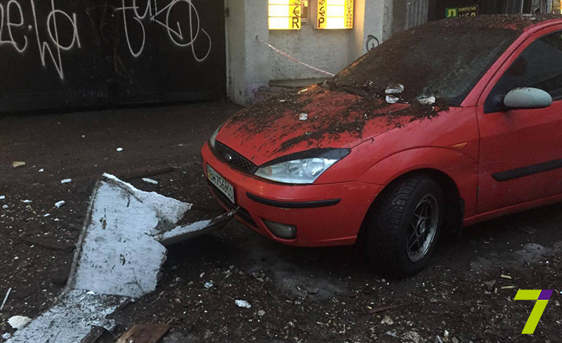 В Одессе обвалился фасад здания, пострадали автомобили (ФОТО) (фото) - фото 1