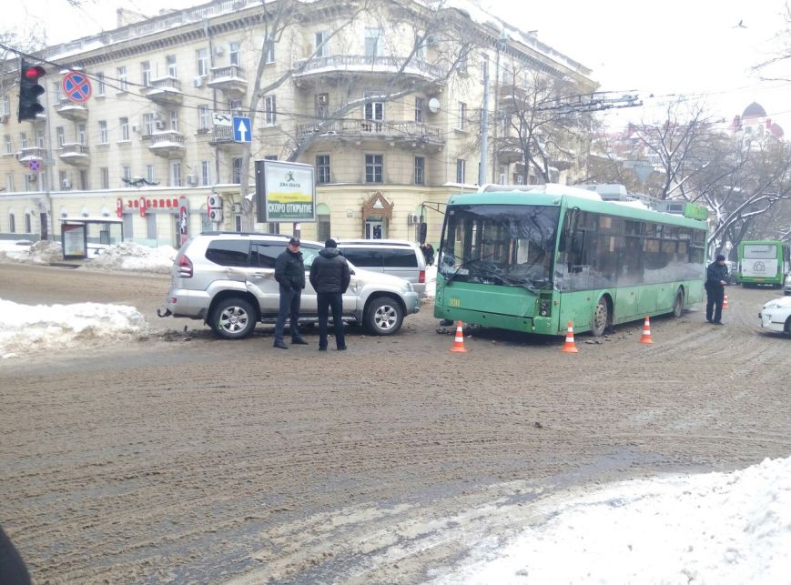 В центре Одессы джип влетел в троллейбус: побиты стекла (ФОТО) (фото) - фото 1
