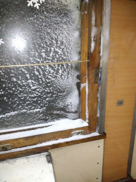 В одесском поезде снег задувает через окна в вагоны (ФОТО) (фото) - фото 1