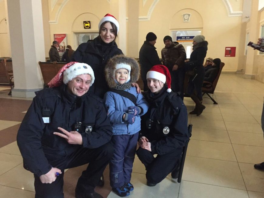 Одесская полиция на Рождество щеголяла в шапочках Деда Мороза (ФОТО) (фото) - фото 1