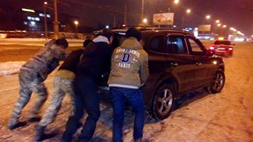 Одесские активисты  всю ночь вытягивали автомобилистов из сугробов и задерживали хулиганов (ФОТО) (фото) - фото 1