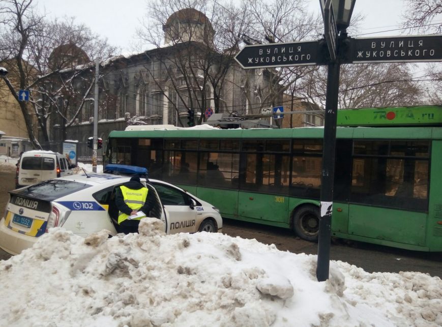 В центре Одессы джип влетел в троллейбус: побиты стекла (ФОТО) (фото) - фото 1