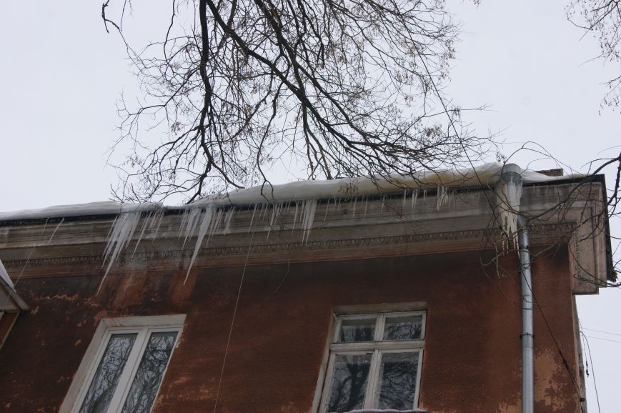 Одесские коммунальщики не спешат обезопасить горожан от сосулек и снега (ФОТОРЕПОРТАЖ) (фото) - фото 1