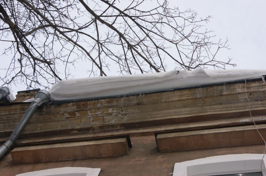 Одесские коммунальщики не спешат обезопасить горожан от сосулек и снега (ФОТОРЕПОРТАЖ) (фото) - фото 1