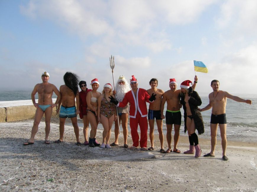 В воде теплее! В Одессе в 15-градусный мороз купаются в море (ФОТО) (фото) - фото 1