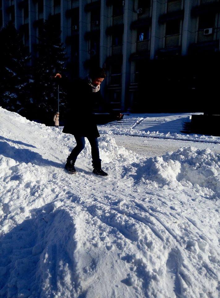 Под окнами Саакашвили появилась снежная горка, на которой катаются одесские VIP-ы (ФОТО, ВИДЕО) (фото) - фото 1