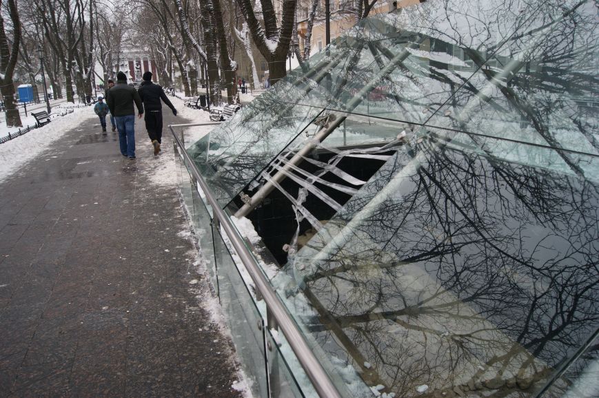 На Приморском бульваре Одессы вандалы разбили стеклянный купол древнего поселения  (ФОТО) (фото) - фото 1
