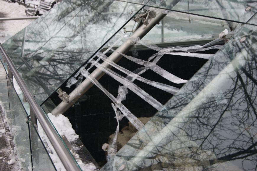 На Приморском бульваре Одессы вандалы разбили стеклянный купол древнего поселения  (ФОТО) (фото) - фото 1
