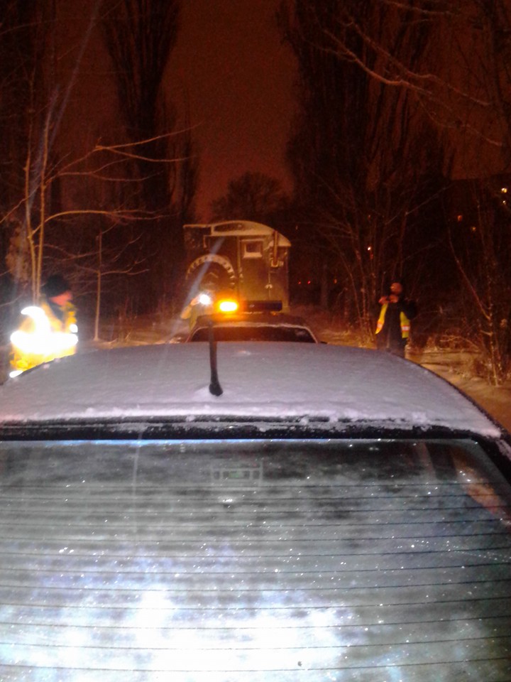 Одесские активисты  всю ночь вытягивали автомобилистов из сугробов и задерживали хулиганов (ФОТО) (фото) - фото 1