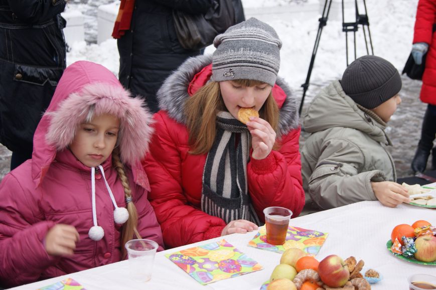 В центре Одессы детей угощали бесплатно сладостями и варениками (ФОТО) (фото) - фото 1