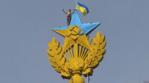 Mustang вывесил украинский флаг в Москве
