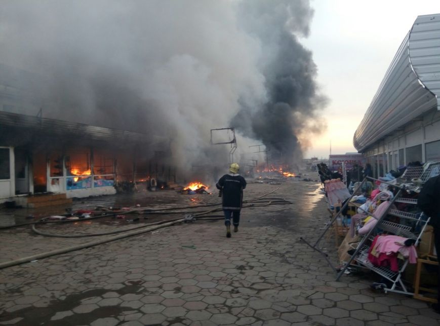 В Одессе на Котовского горит рынок 