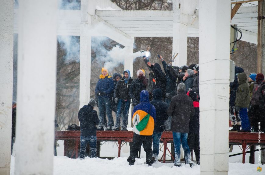 Победила дружба: Одесская молодежь устроила в парке снежную битву (ФОТО) (фото) - фото 1