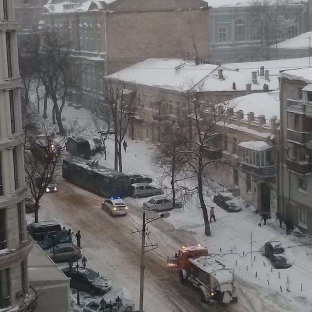 В центре Одессы троллейбус на скользкой дороге понесло в легковик (ФОТО) (фото) - фото 1