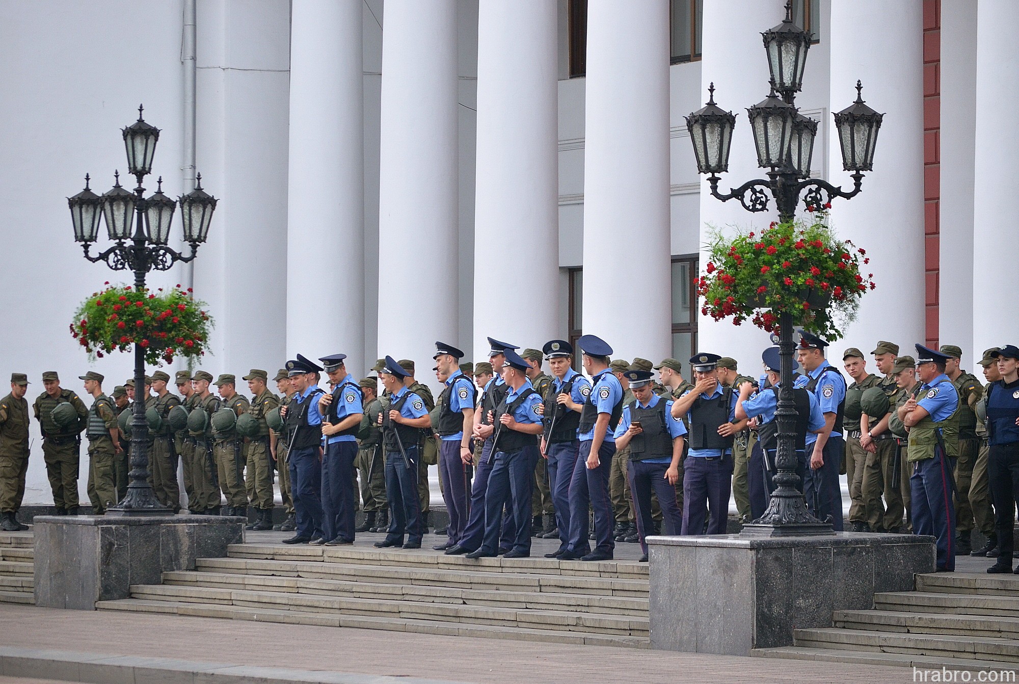 Одесса последние новости. Одесский горисполком с пушкой. Военные новости Одессы сегодня последние.