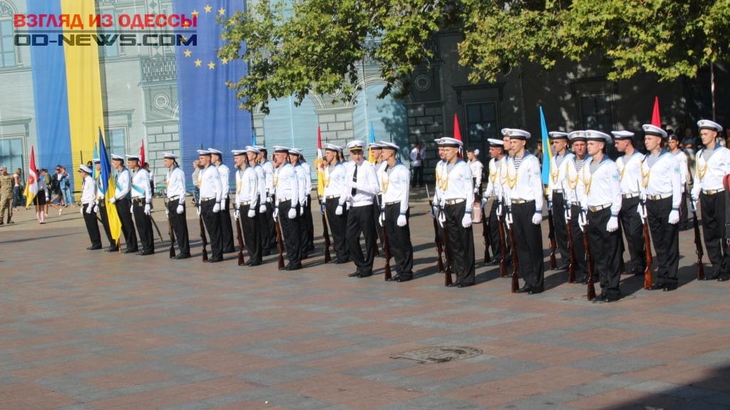 День флага Украинны в Одессе. Курсанты Одесской морской академии