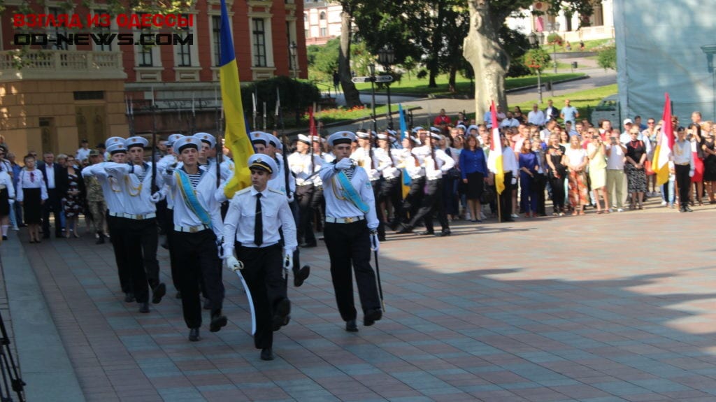  Курсанты Одесской морской академии маршируют по Одессе.