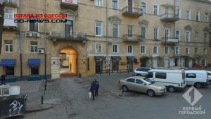 В Одессе в доме Папудова коммунальщики восстановили центральную арку