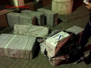 В Одессе таможня задержала мужчину: изъято 12 тысяч сигаретных пачек с подозрением на контрафакт