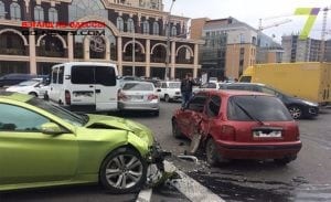 В Одессе неудачно припарковался спорткар: разбиты 5 авто (фото, видео)