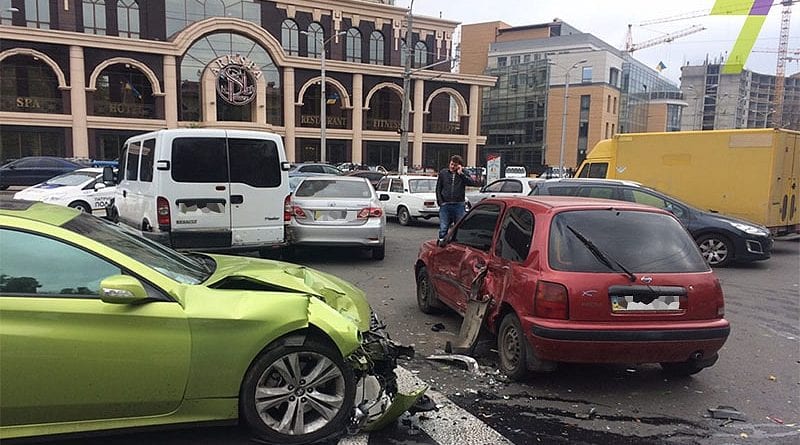 В Одессе неудачно припарковался спорткар: разбиты 5 авто (фото, видео)