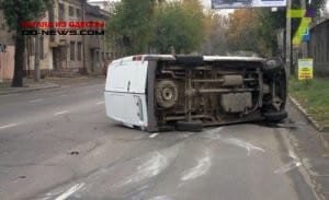 В Одессе произошло ДТП: опрокинулся микроавтобус
