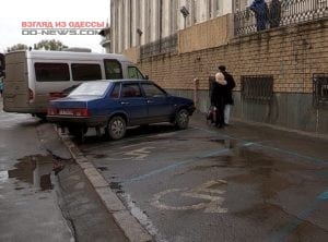 В Одессе занявшим паркоместа для инвалидов грозят крупные штрафы (видео)