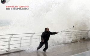Любителя селфи в Одессе снесло штормовой волной