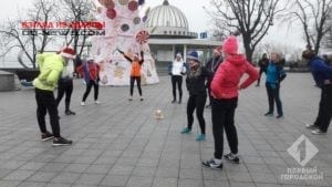 Деды Морозы пропагандируют в Одессе здоровый образ жизни