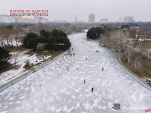 В парке Победы в Одессе устроили веселое скользкое развлечение