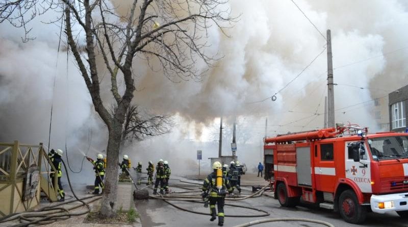 В Одессе более полсотни пожарных боролись с огнем