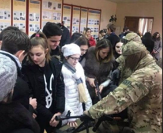 Служба безопасности в Одессе впустила в свои стены школьников