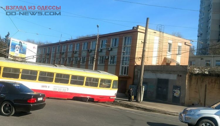 В Одессе трамвай выехал на проезжую часть