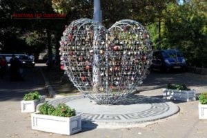 Одесские скульптуры, облюбованные влюбленными