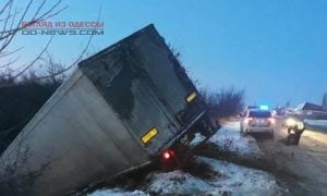 Крупногабаритный транспорт под Одессой попал в сложное положение