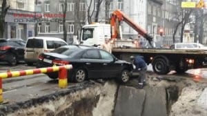 Авто в Одессе спасли от падения в глубокую яму
